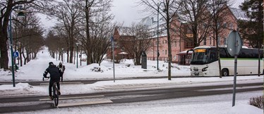 En buss kör genom Härnösand vintertid.