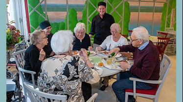 Matgäster och personla på seniorrestaurangen  Leopold i Uppsala